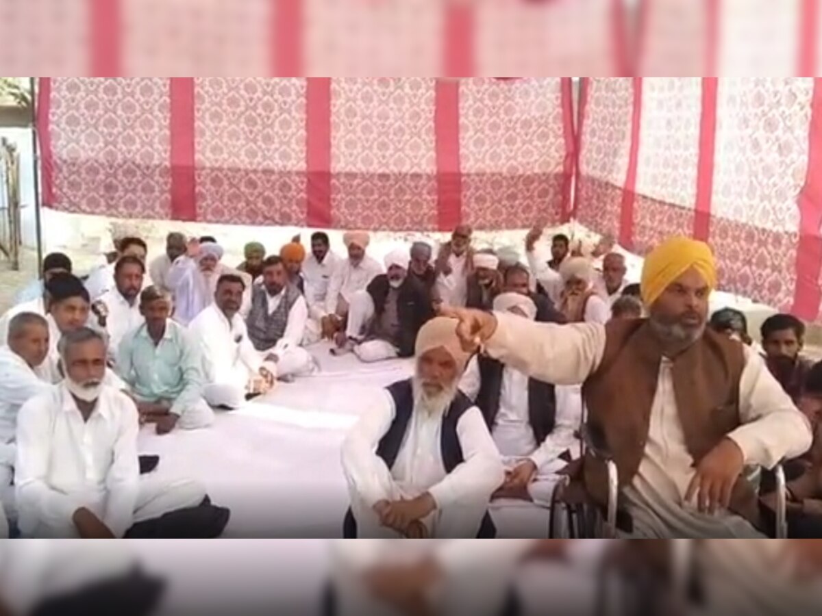 श्रीगंगानगर: किसानों ने सिंचाई विभाग दफ्तर के बाहर दिया धरना, एक किसान अनशन पर बैठा