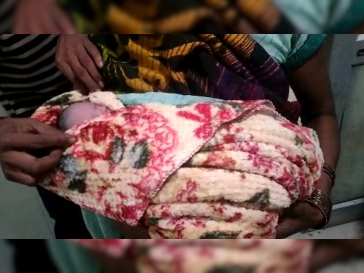 Fatehpur: अस्पताल में नहीं मिला उपचार, गर्भवती ने सड़क किनारे बच्ची को दिया जन्म