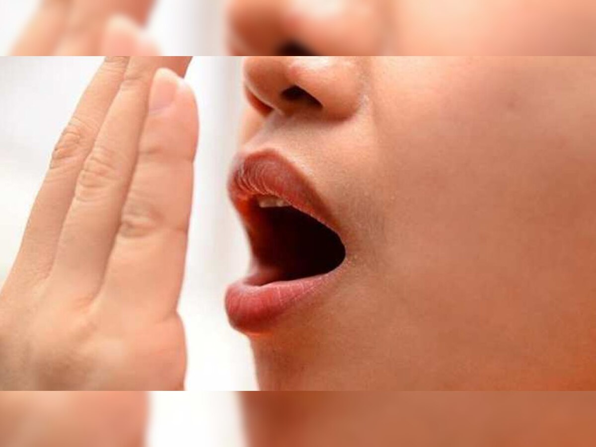 Home Remedies to Mouth Smell: मुंह से दुर्गंध की वजह से झेलनी पड़ती है शर्मिंदगी? आज ही अपना लें ये 5 घरेलू नुस्खे, समस्या हो जाएगी दूर 