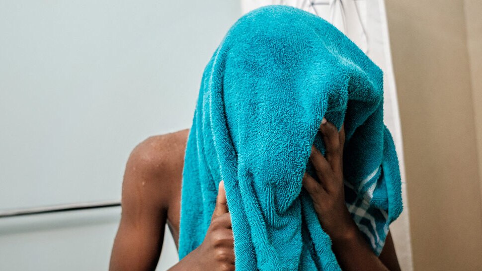 चार महीने से नहीं नहाई थी रूममेट तो लड़की ने किया ऐसा चौंकाने वाला काम, सुनकर दंग रह गए लोग