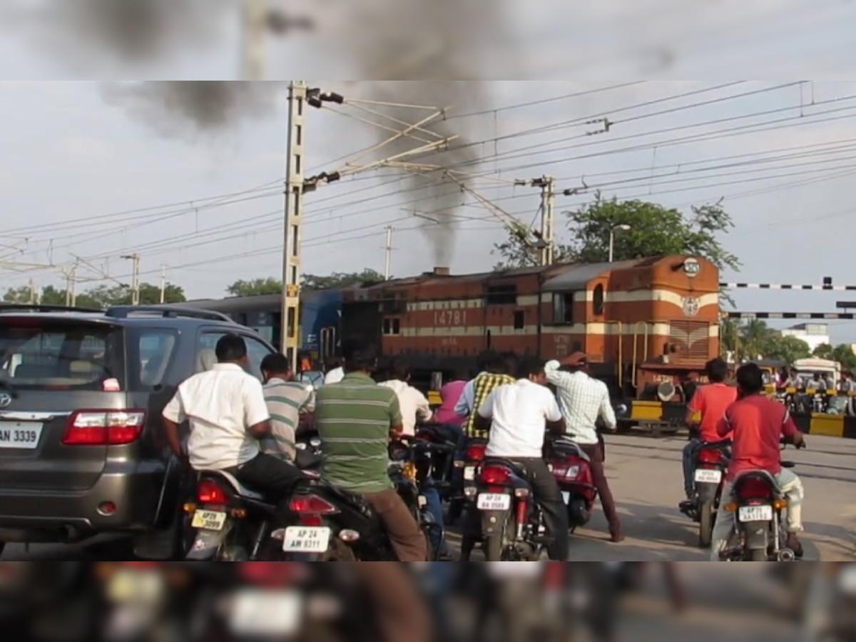 Indian Railways की चेतावनी, ये बात नहीं मानी तो 6 महीने की होगी जेल! बाइक-कार वाले भी सावधान