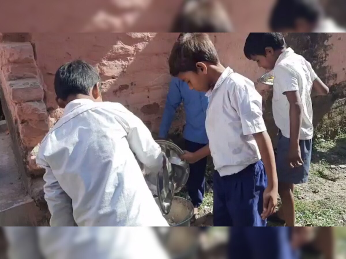 किशनगंजः सरकारी स्कूल के बच्चों ने कूड़ेदान में फेंका मिड डे मील का खाना, जानें पूरा मामला