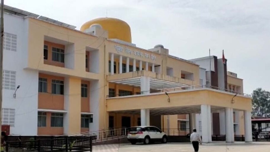 महिला अधीक्षक ने लड़की के गले में जूतों की माला और भूत जैसा मेकअप कर छात्रावास में घुमाया