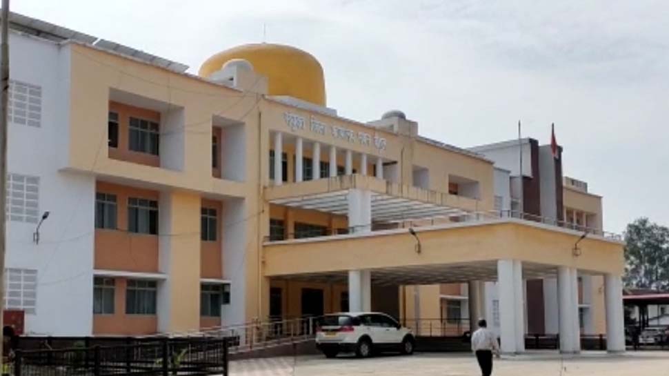 महिला अधीक्षक ने लड़की के गले में जूतों की माला और भूत जैसा मेकअप कर छात्रावास में घुमाया महिला अधीक्षक ने लड़की के गले में जूतों की माला और भूत जैसा मेकअप कर छात्रावास में घुमाया