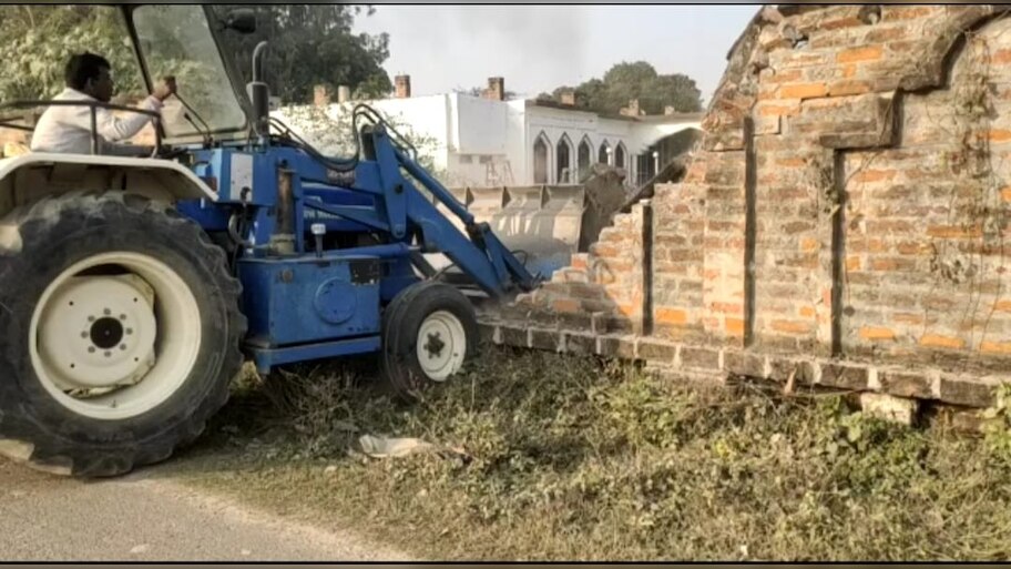 एक और मदरसे पर चला योगी सरकार का बुलडोजर, सपा नेता पर लगा कब्जे का आरोप