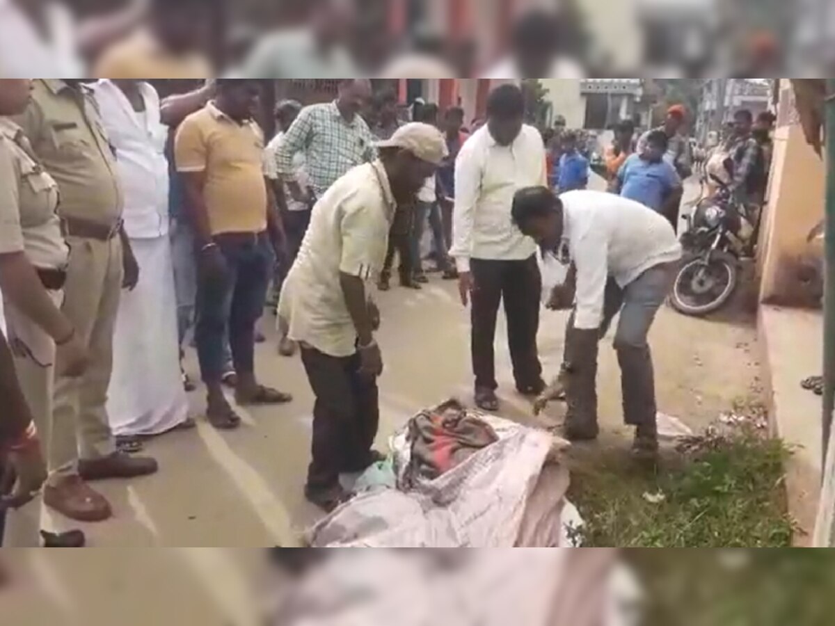 Karnataka: पत्नी के शव को बोरे में रखा, कंधे पर ले जाने को हुआ मजबूर 