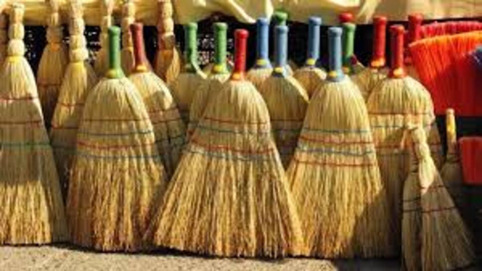 Broom Remedies: मालामाल बना देता है झाड़ू का ये टोटका, लाते ही बांध दें ये एक चीज और देखें कमाल!   