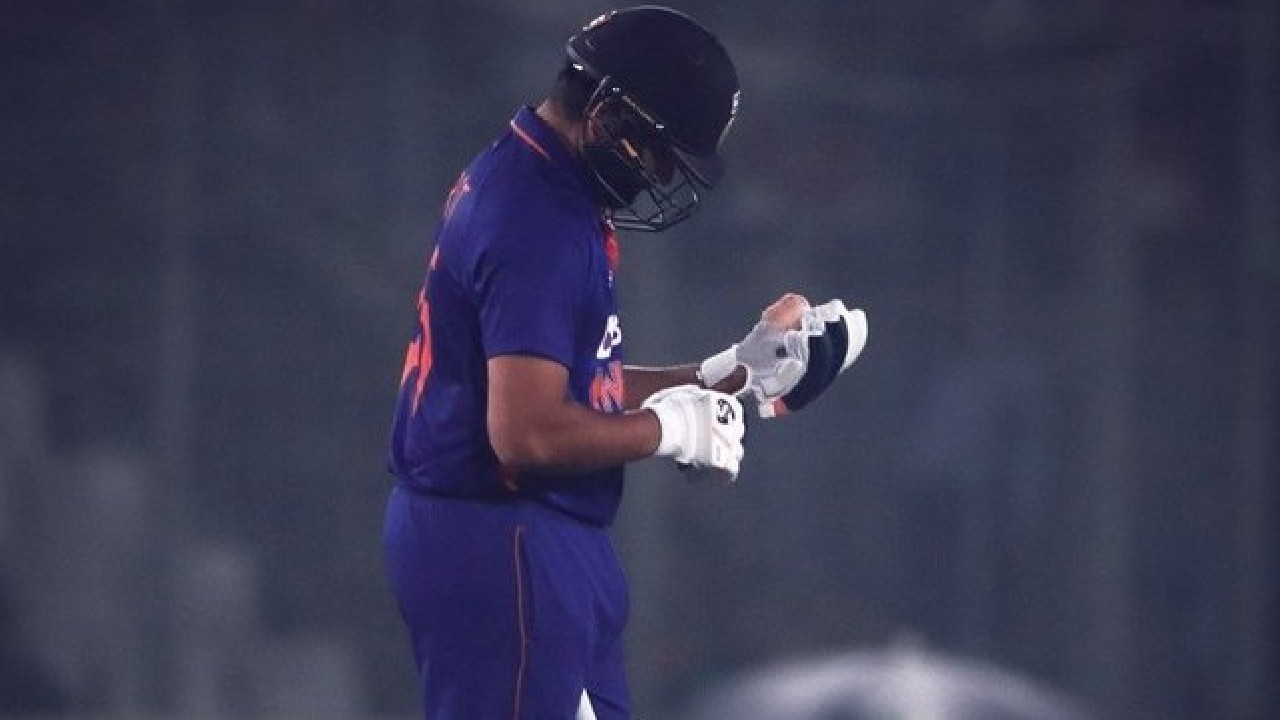 IND vs BAN: भारतीय टीम को लगा बड़ा झटका, टेस्ट सीरीज से भी बाहर हुए रोहित शर्मा, आखिरी वनडे से 3 खिलाड़ी हुए बाहर