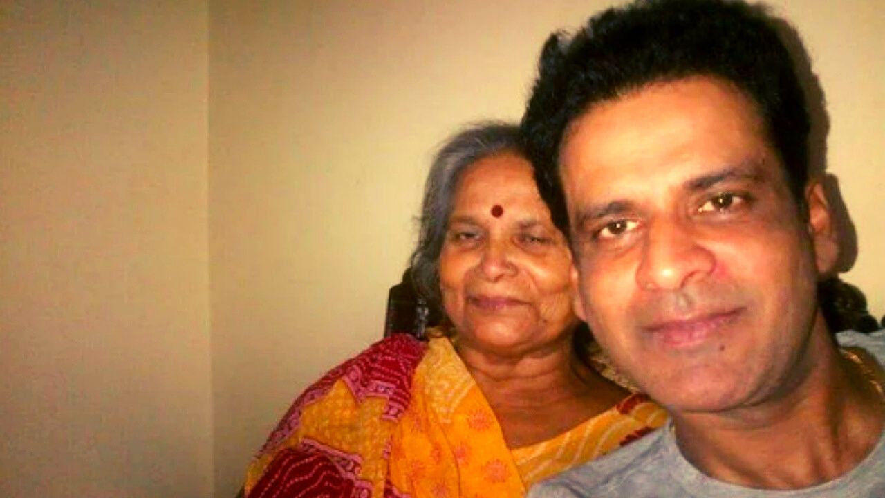 Manoj Bajpayee Mother Death: मनोज बाजपेयी के सिर से उठा मां का आंचल, दिल्ली में ली आखिरी सांस