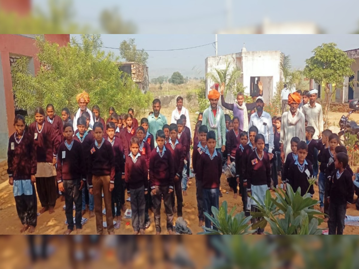 Sapotra:सर्दी  से बचाने के लिए सरकारी स्कूल के छात्रों को बांटी जर्सियां, खिले चेहरे