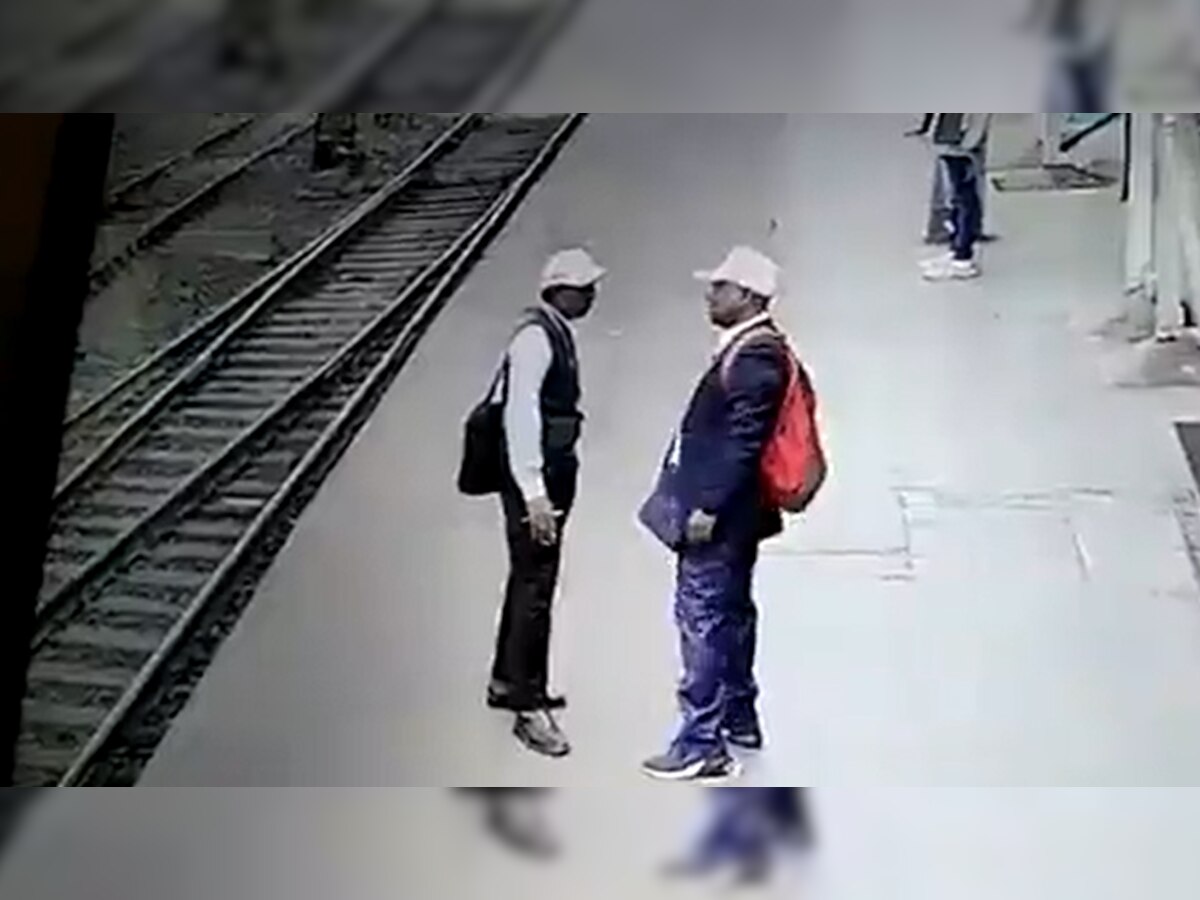 Kharagpur Railway Station: खड़गपुर रेलवे स्टेशन पर भयानक हादसा; TTE पर गिरा बिजली का तार