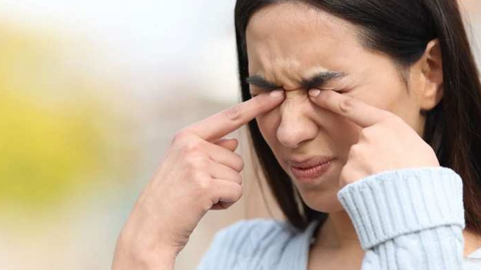 Eye Health Tips: इन 4 विटामिंस की कमी से धुंधली होने लगती है आंखों की रोशनी, आज से ही शुरू कर दें जरूरी पोषक तत्वों का सेवन 