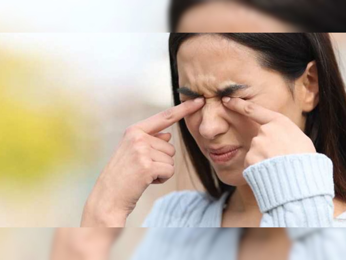 Eye Health Tips: इन 4 विटामिंस की कमी से धुंधली होने लगती है आंखों की रोशनी, आज से ही शुरू कर दें जरूरी पोषक तत्वों का सेवन 