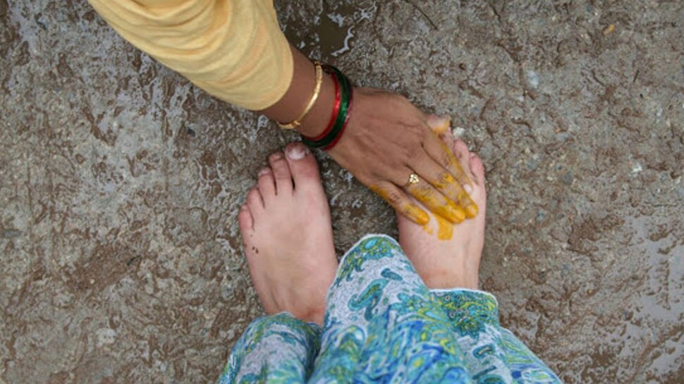 Benefits of Touching Feet: केवल प्राचीन रीति ही नहीं है बड़े-बुजुर्गों के पैर छूने की परंपरा, व्यक्ति को मिलते हैं ये कई लाभ