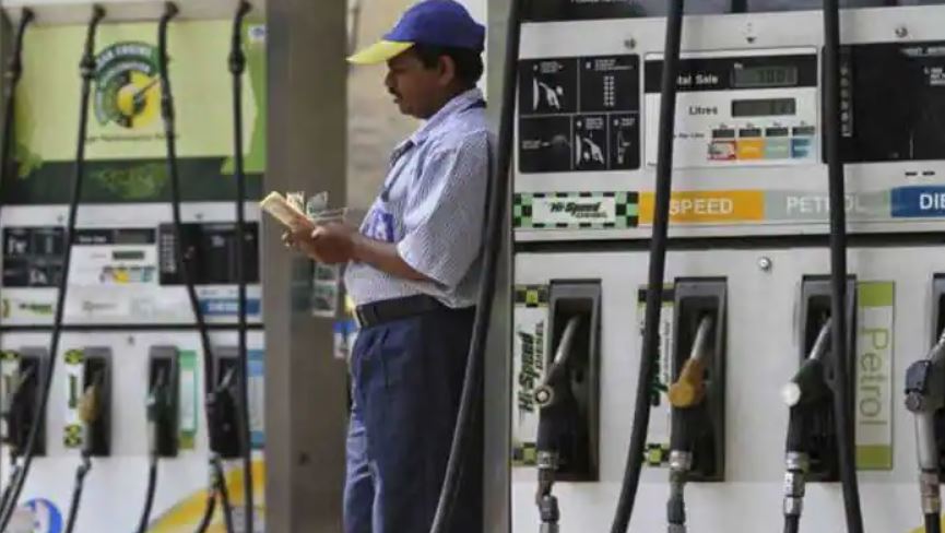 शुक्रवार को जारी किए गए Petrol-Diesel Rate, तेल भराने से पहले जान लें ताजा कीमत