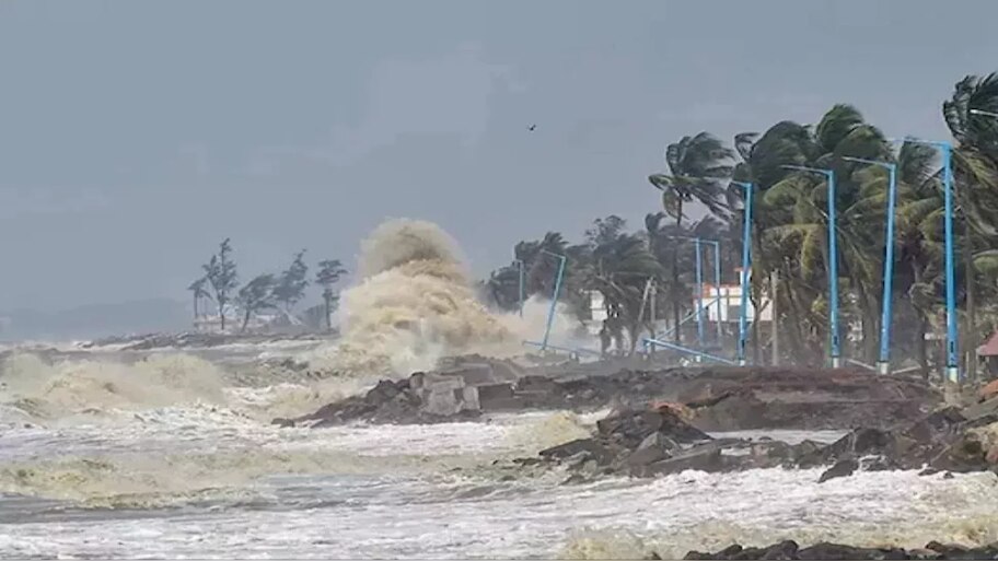 Cyclone Mandous: चक्रवात 'मैंडूस' को लेकर तमिलनाडु-आंध्र प्रदेश में रेड अलर्ट; स्कूल-कॉलेज बंद