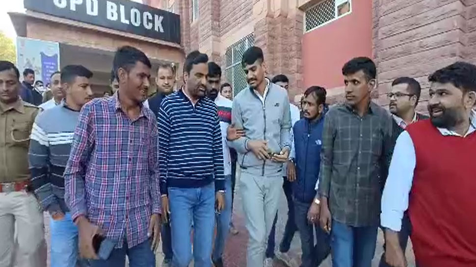 जोधपुर गैस ब्लास्ट मामलाः RLP सुप्रीमों नागौर सांसद हनुमान बेनीवाल ने घायलों से की मुलाकात, कहा मिले 25 से 50 लाख की आर्थिक सहायता