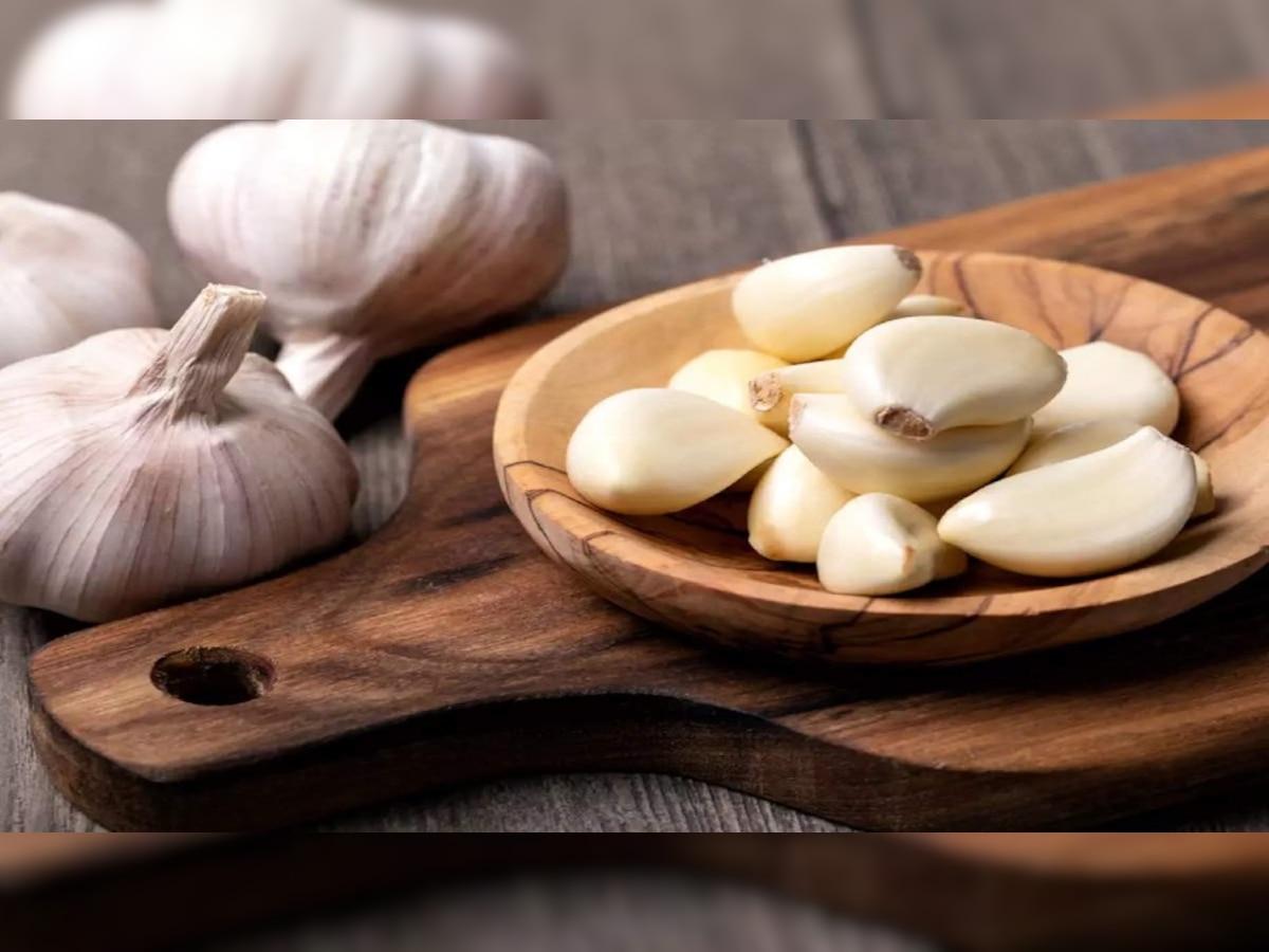 Garlic Benefits: सर्दियों में लहसुन का सेवन है रामबाण, इन समस्याओं से मिलेगा तुरंत निदान