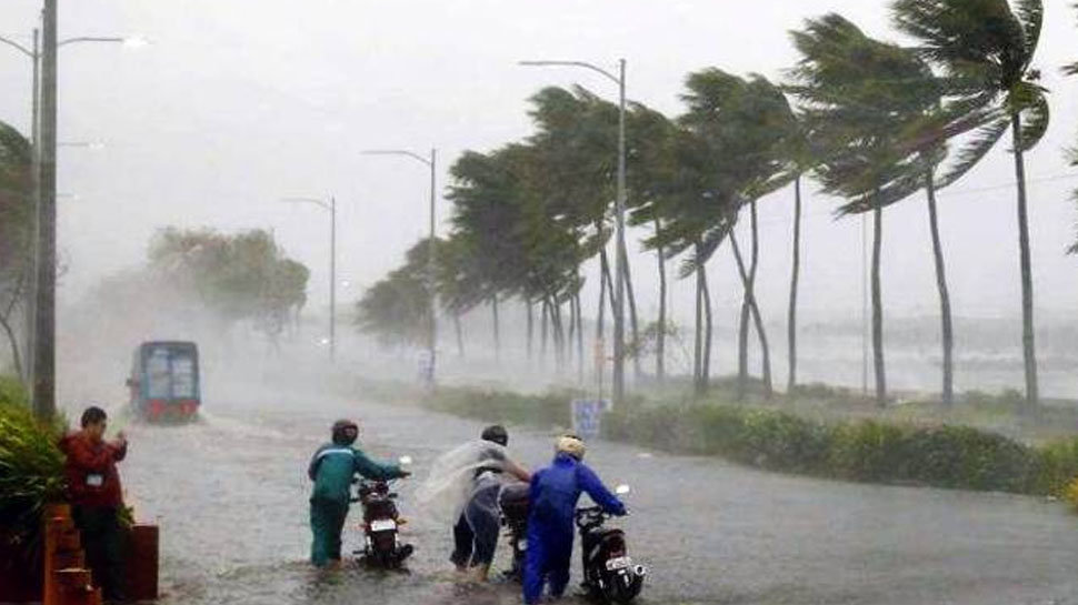 Weather Updates Entry of cyclonic storm Mandus in coastal areas of Tamil Nadu heavy rains continues |Weather Updates: इस राज्य में चक्रवाती तूफान ने ली एंट्री, शुरू हुआ जोरदार बारिश का दौर;