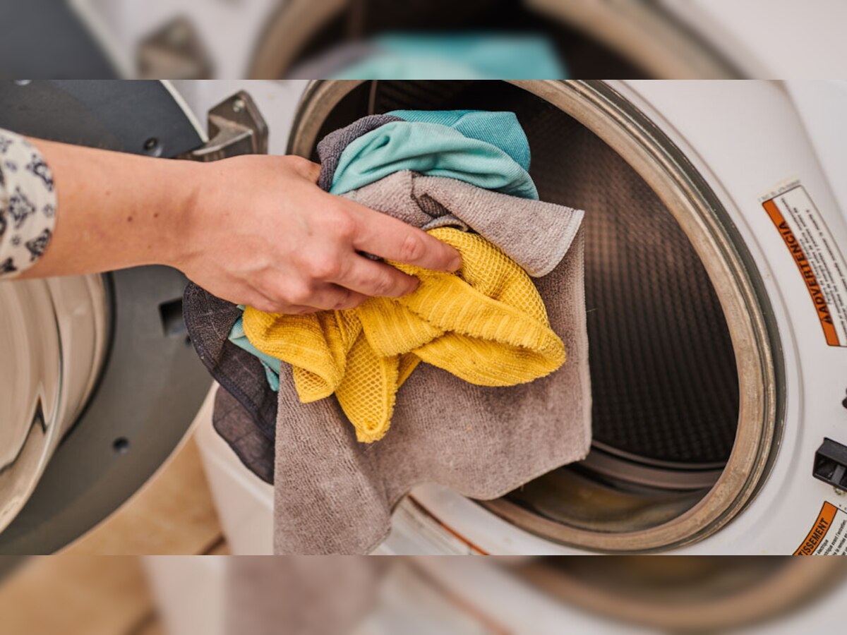 Vastu Tips For Cloth Cleaning: क्या रात में कपड़े धोना वास्तु के हिसाब से ठीक होता है? जान लें क्या कहता है वास्तु शास्त्र