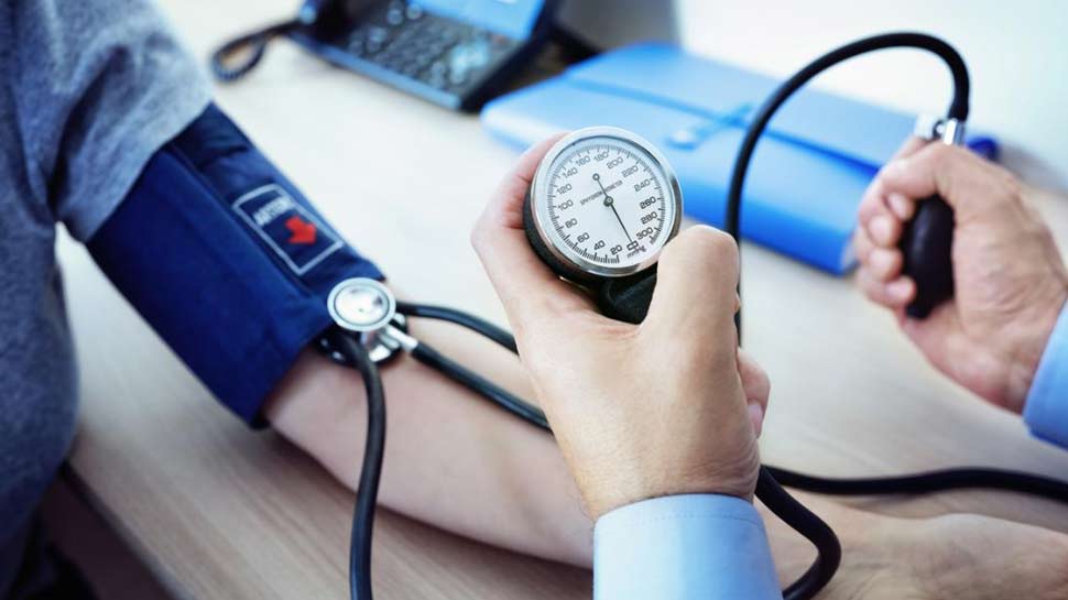 High BP: सेहत के लिए खतरे की घंटी है हाई ब्लड प्रेशर, बचाव के खाएं ये 3 फल