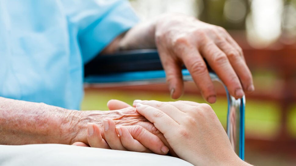 Health Insurance for Parents: पैरंट्स के लिए लेना चाहते हैं हेल्थ इंश्योरेंस? जरूर चेक कर लें ये चीजें