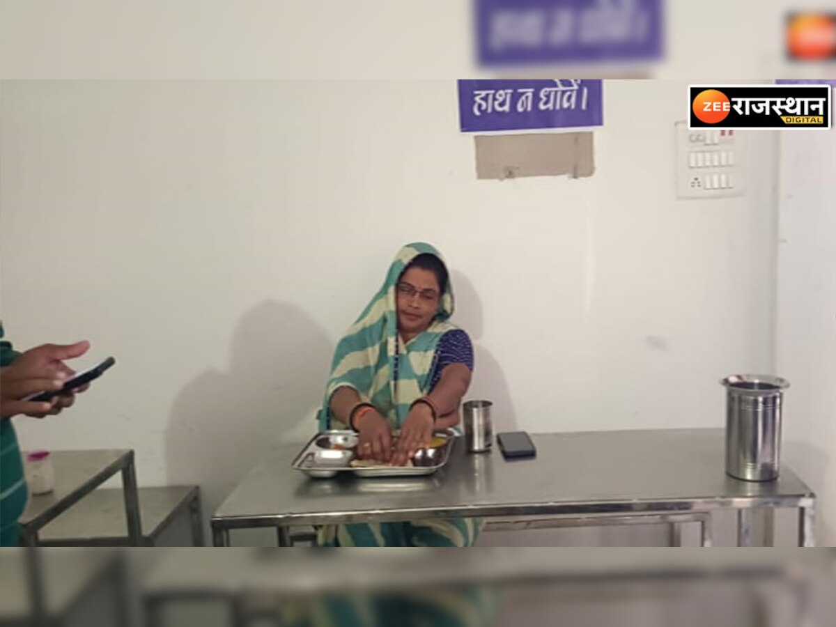 बाड़ीः नगर पालिका चेयरमैन ने इंदिरा रसोई में भोजन खाकर गुणवत्ता की जांच, व्यवस्थाओं का लिया जायजा