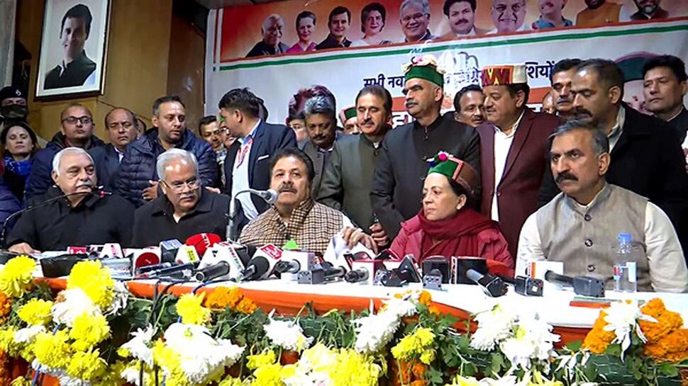 Himachal Next CM: हिमाचल में इस बड़े नेता ने छोड़ी CM पद की दावेदारी, प्रतिभा सिंह को लेकर बेटे ने कहा- मां के लिए छोड़ दूंगा सीट