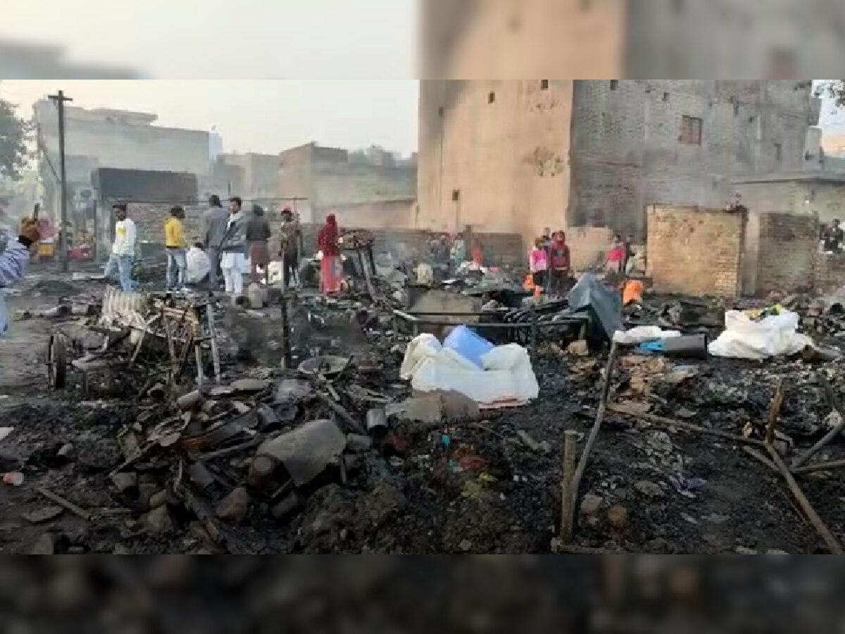 जहांगीरपुरी में देर रात झुग्गियों में लगी भीषण आग, 30-40 झुग्गियां जलकर खाक 