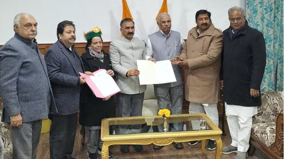 Himachal Pradesh: सरकार बनाने को लेकर सुखविंदर सिंह सुक्खू ने राज्यपाल से की मुलाकात Himachal Pradesh: सरकार बनाने को लेकर सुखविंदर सिंह सुक्खू ने राज्यपाल से की मुलाकात