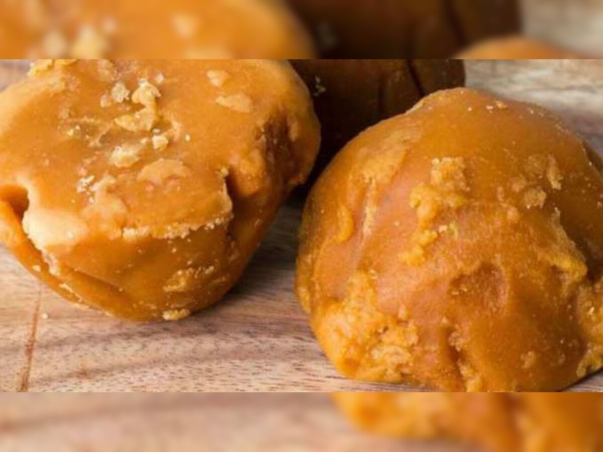 Gud jaggery Remedies: बहुत काम का है गुड़, इसका एक टुकड़ा हल कर सकता है बड़ी परेशानियां