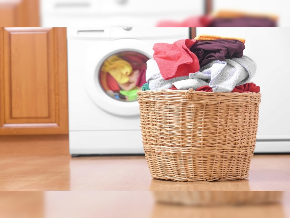 Vastu Shastra: अगर आप भी धोते हैं रात में कपड़े, तो हो जाएं सावधान, बढ़ सकती है नकारात्मक ऊर्जा 