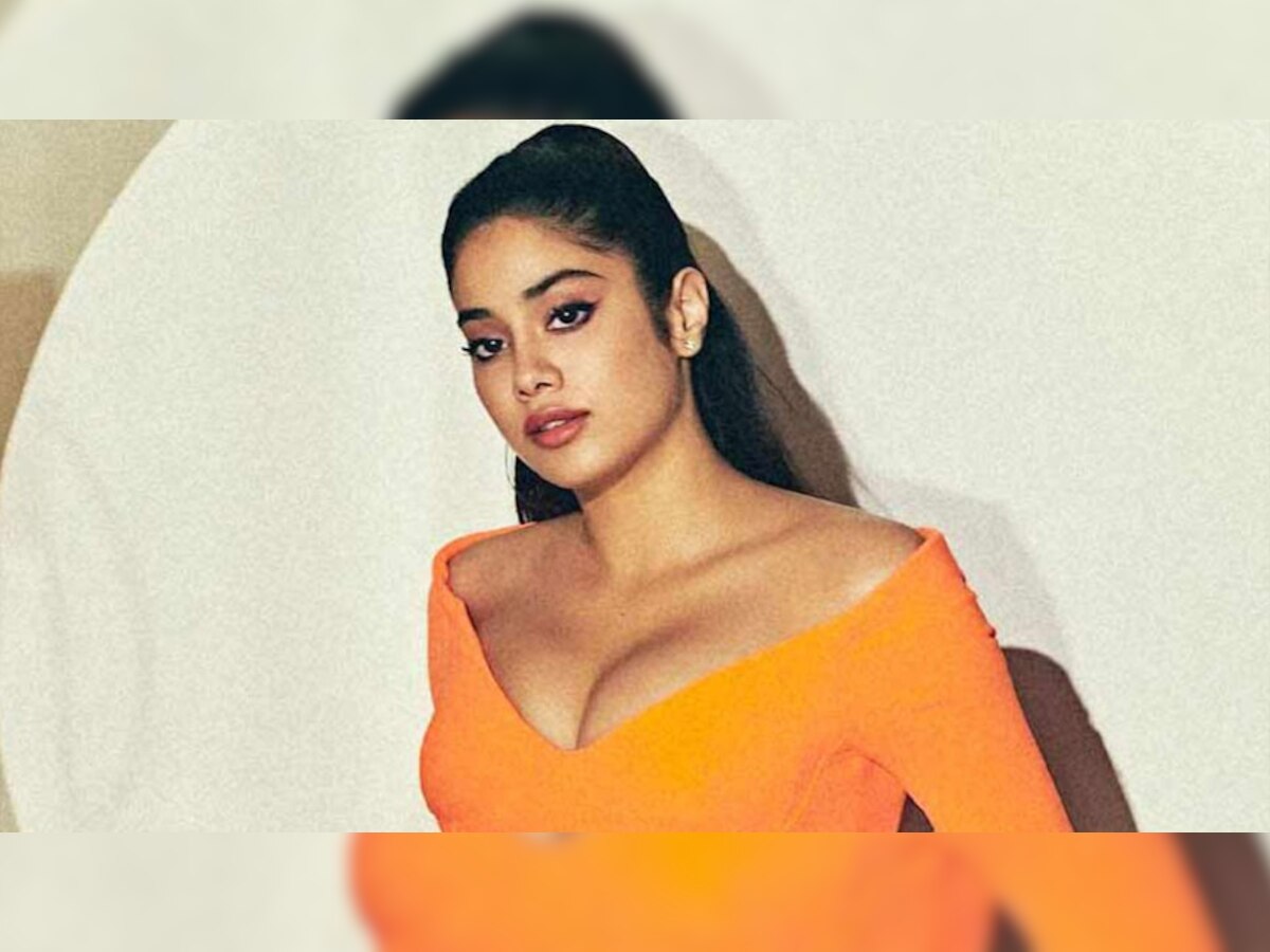 Janhvi Kapoor: जाह्नवी की हॉट फोटोज देख उड़ गया लोगों के दिन का चैन, छोटे कपड़ों में एक्ट्रेस ने...