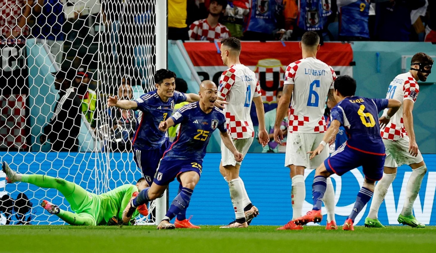 FIFA World Cup 2022: फीफा वर्ल्ड कप को देखने के लिए भारतीयों में भी जबरदस्त दीवानगी, कोलकाता के 9,000 से ज्यादा फैंस कतर पहुंचे FIFA World Cup 2022: फीफा वर्ल्ड कप को देखने के लिए भारतीयों में भी जबरदस्त दीवानगी, कोलकाता के 9,000 से ज्यादा फैंस कतर पहुंचे