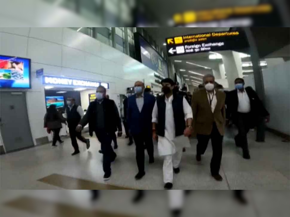 Delhi: ज्योतिरादित्य सिंधिया की IGI एयरपोर्ट पर सप्राइज विजिट, भीड़ घटाने के लिए 2 बड़े फैसले