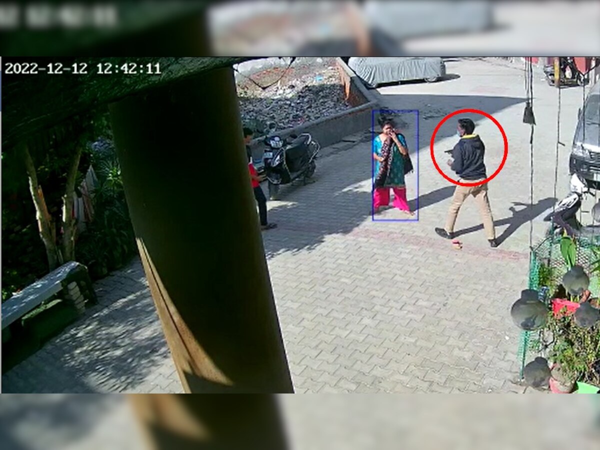 Yogi सरकार में क्राइम से सहमा जिला गाजियाबाद, गन पॉइंट पर महिला से चेन लूटकर बदमाश फरार 