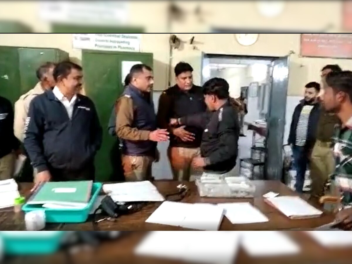 Aligarh: शराब के नशे में धुत अधिवक्ता ने पुलिसकर्मियों से की अभद्रता व गाली-गलौज, वीडियो वायरल