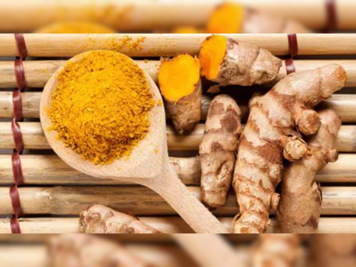 Turmeric Remedies: हल्दी से किए गए कुछ उपाय आपको जीवन में दिला सकते हैं अपार सफलता