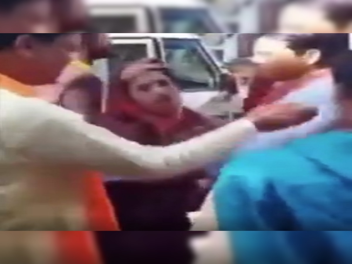 भाजपा की जन आक्रोश यात्रा में आपस में उलझीं महिला कार्यकर्ता, देखें मारपीट का वीडियो