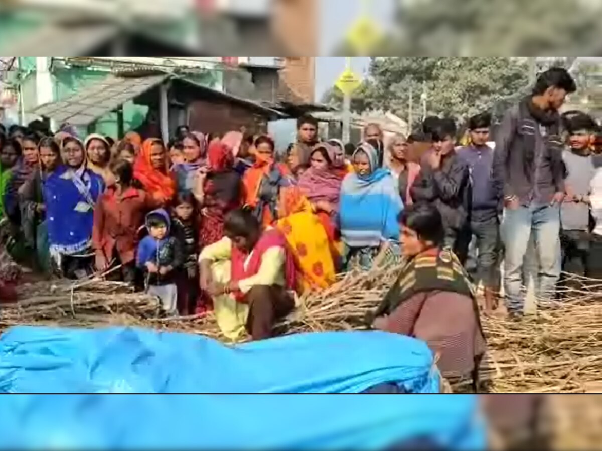 बेगूसराय में हत्यारों को फांसी देने की मांग, पंखे से लटका मिला था छात्रा का शव 