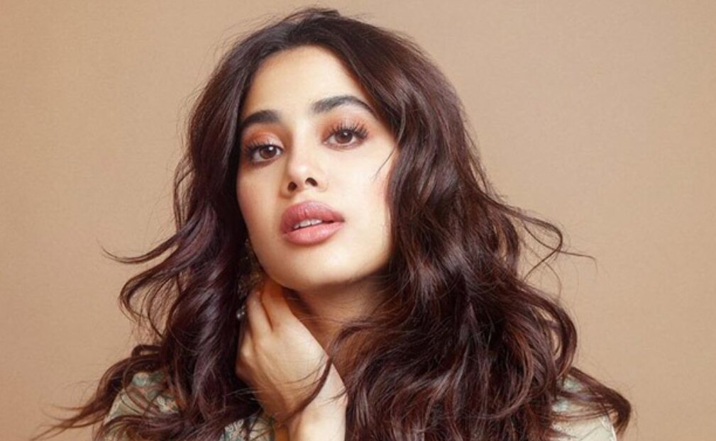 पहले नहीं देखा होगा Janhvi Kapoor का ऐसा रॉयल लुक, चेहरे से नजरें हटाना हुआ मुश्किल