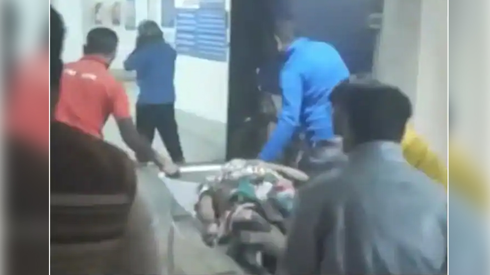 कंबल बांटने के दौरान मची भगदड़, 3 लोगों की मौत, पांच हुए जख्मी कंबल बांटने के दौरान मची भगदड़, 3 लोगों की मौत, पांच हुए जख्मी