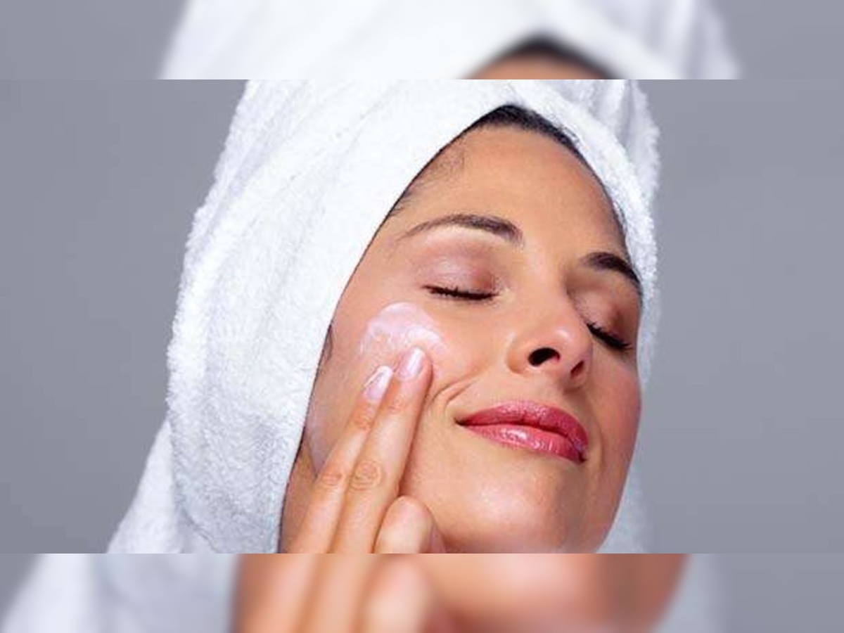 Skincare: ठंड के मौसम में रुखे चेहरे को कहें Bye-Bye,  इन चीजों का करें इस्तेमाल