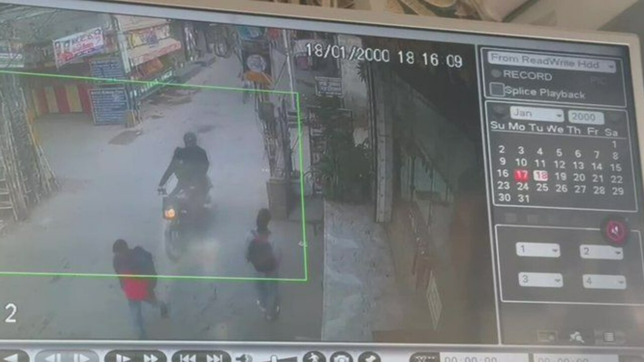 Delhi Acid Attack के बाद वायरल हो रहे तेजाब की खुली बिक्री के वीडियो, सरकार पर उठ रहे सवाल