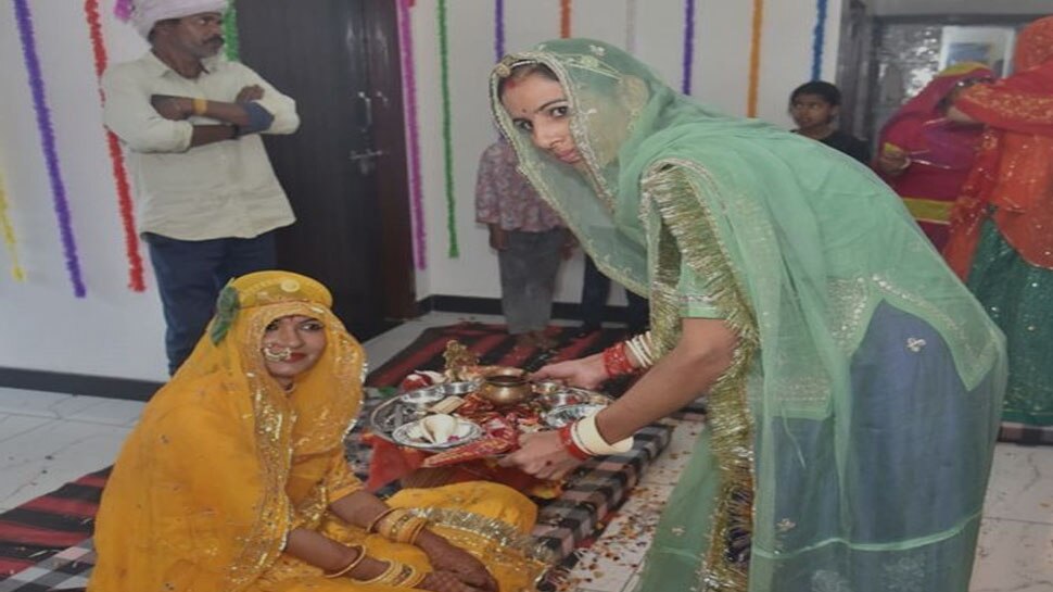 Pooja Singh Lord Vishu Marriage see unique photos viral on social media |  भगवान विष्णु के साथ पूजा ने लिए सात फेरे, सिंदूर की जगह चंदन से भरी मांग,  देखें तस्वीरें |