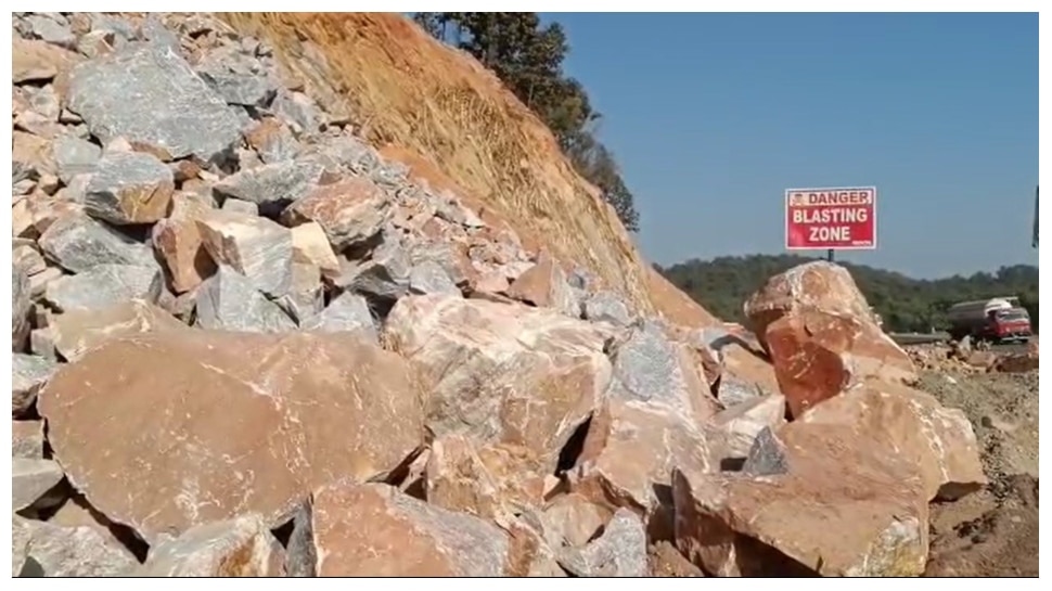 Koderma Mountains being destroyed for road construction stones sent to  Bihar | कोडरमा में सड़क निर्माण के लिए पहाड़ों को किया जा रहा है नष्ट,  पत्थरों को भेजा जा रहा बिहार |
