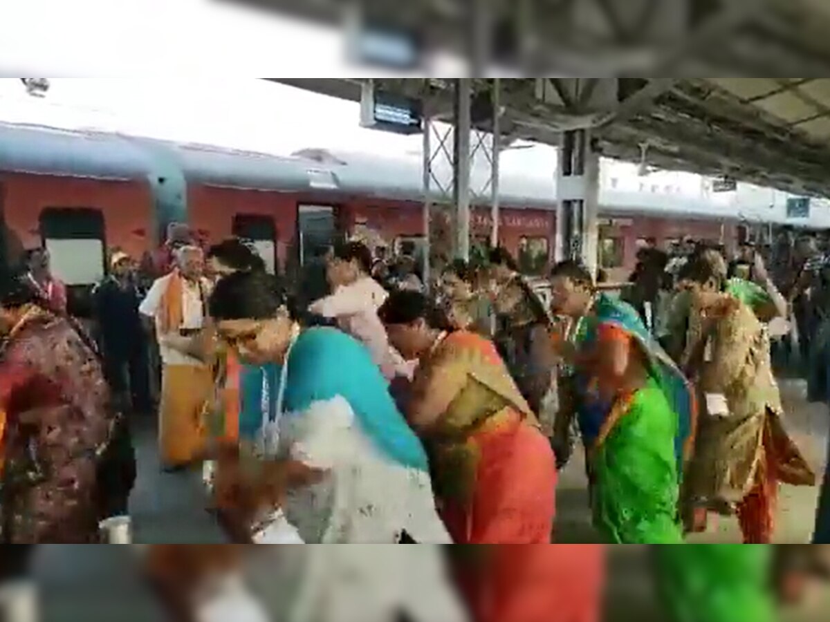 Indian Railways Video: रेलवे प्लेटफॉर्म पर क्यों नाचने लगीं ढेर सारी महिलाएं, सोच में पड़ गए ट्रेन में बैठे लोग