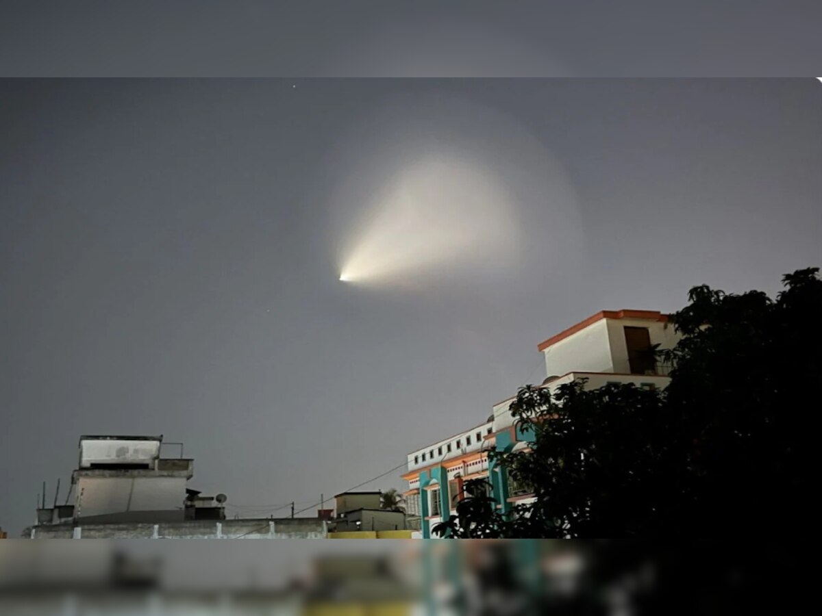 Mysterious Light: कोलकाता के आसमान में नज़र आई अजीब सी रोशनी; लोगों के लिए बना चर्चा का विषय