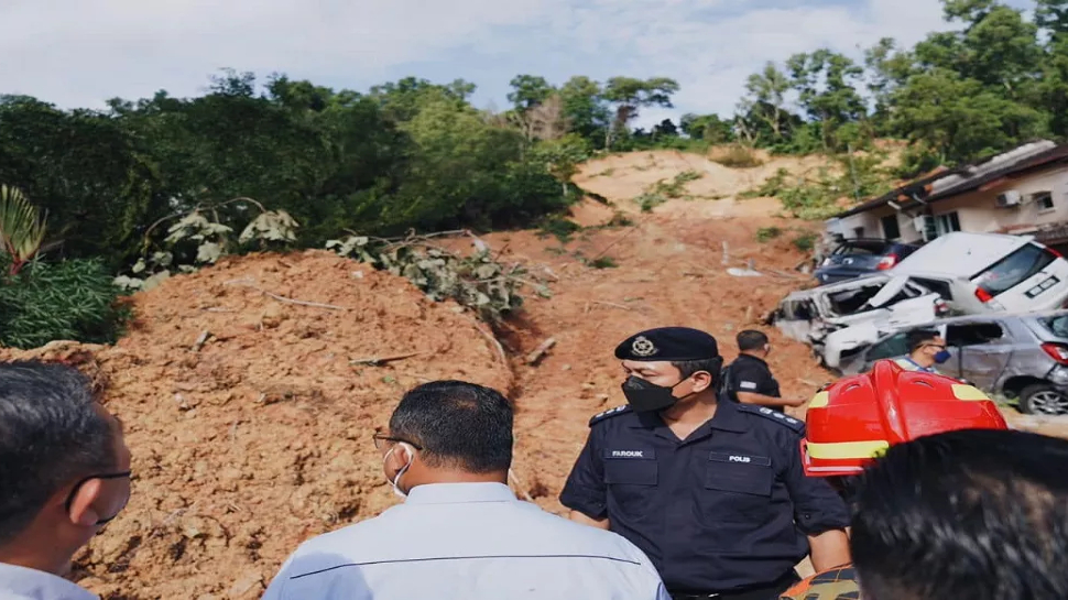 Malaysia Landslide: मलेशिया में लैंडस्लाइड; 13 की मौत, 50 से ज़्यादा लोगों के फंसे होने का अंदेशा Malaysia Landslide: मलेशिया में लैंडस्लाइड; 13 की मौत, 50 से ज़्यादा लोगों के फंसे होने का अंदेशा
