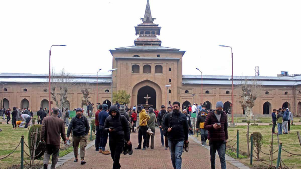 J&K: जामा मस्जिद में मर्द और औरतों के साथ बैठने पर रोक, नहीं ले सकते फोटो J&K: जामा मस्जिद में मर्द और औरतों के साथ बैठने पर रोक, नहीं ले सकते फोटो